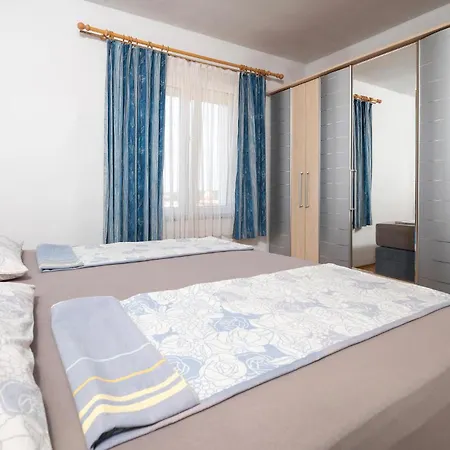 Gorgeous Apartment In Pula With House Sea View Ferienhaus *