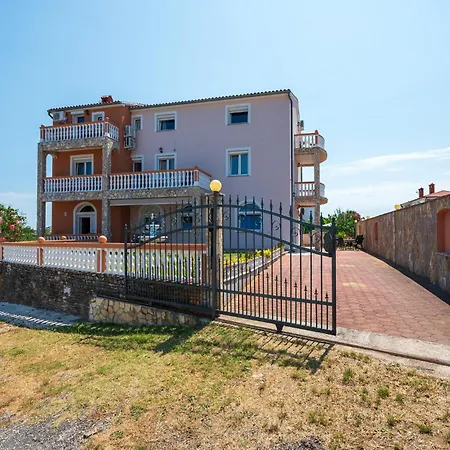 Gorgeous Apartment In Pula With House Sea View Ferienhaus Pula
