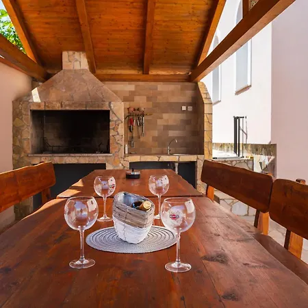 Gorgeous Apartment In Pula With House Sea View *