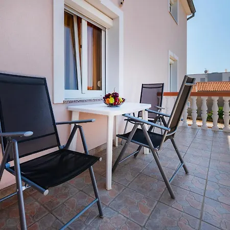 Gorgeous Apartment In Pula With House Sea View