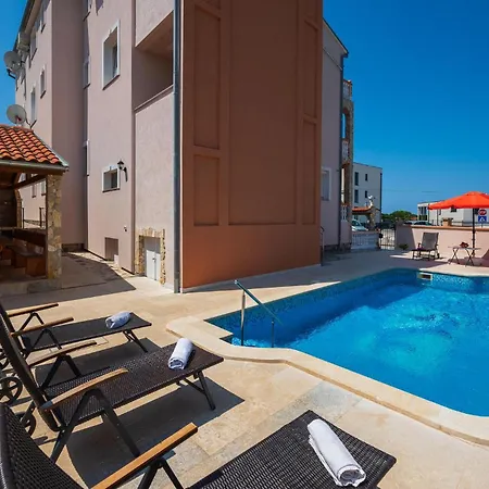 Gorgeous Apartment In Pula With House Sea View