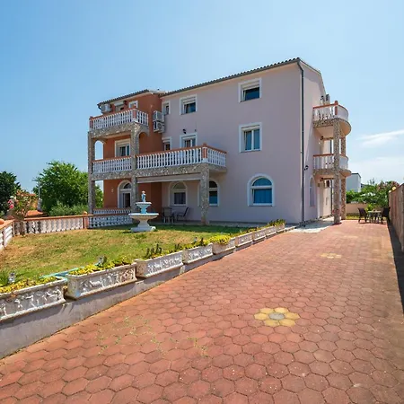 Ferienhaus Gorgeous Apartment In Pula With House Sea View