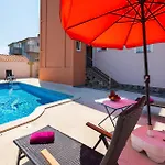 4 Bedroom Lovely In Pola