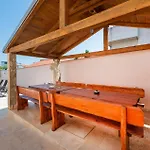 4 Bedroom Lovely In * Pola