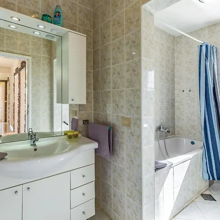 Gorgeous Apartment In Pula With House Sea View Holiday home *