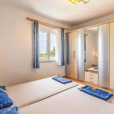 Gorgeous Apartment In Pula With House Sea View