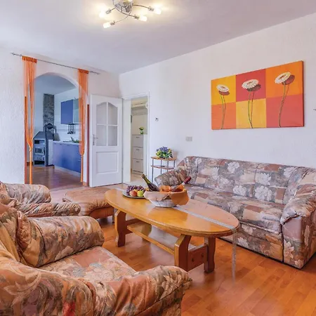 Gorgeous Apartment In Pula With House Sea View * Pula