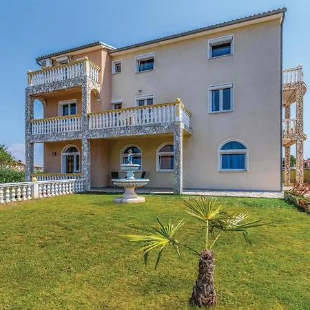 Gorgeous Apartment In Pula With House Sea View Holiday home Pula