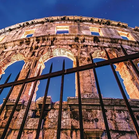 Gorgeous Apartment In Pula With House Sea View