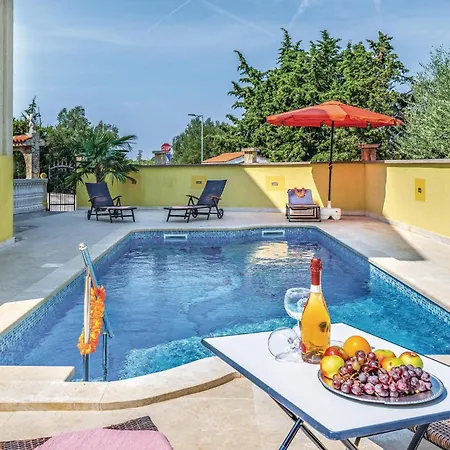 Gorgeous Apartment In Pula With House Sea View * Pula