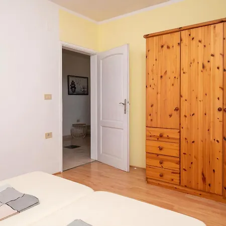 4 Bedroom Lovely In Nyaraló