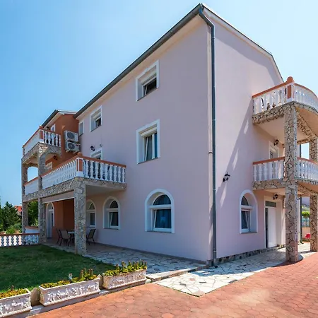 4 Bedroom Lovely In Póla