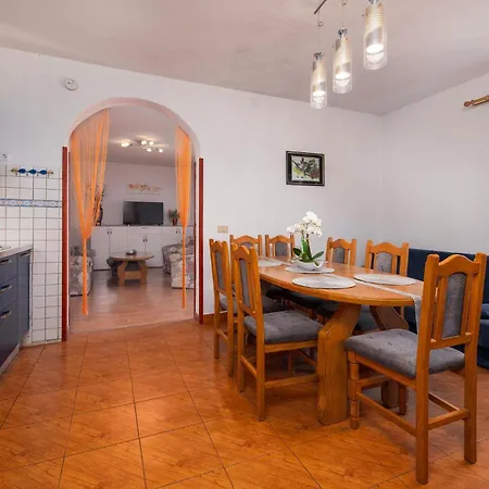 4 Bedroom Lovely In Nyaraló