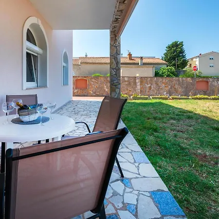 Ferienhaus Cozy Apartment In Pula With House Sea View