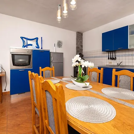 Ferienhaus Cozy Apartment In Pula With House Sea View *