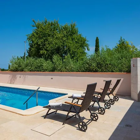 Ferienhaus Cozy Apartment In Pula With House Sea View