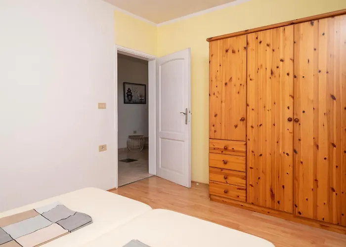 4 Bedroom Lovely In Nyaraló