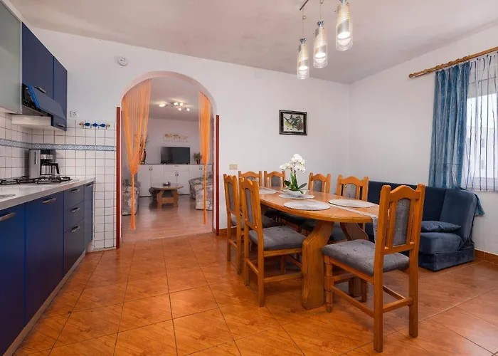 4 Bedroom Lovely In Nyaraló