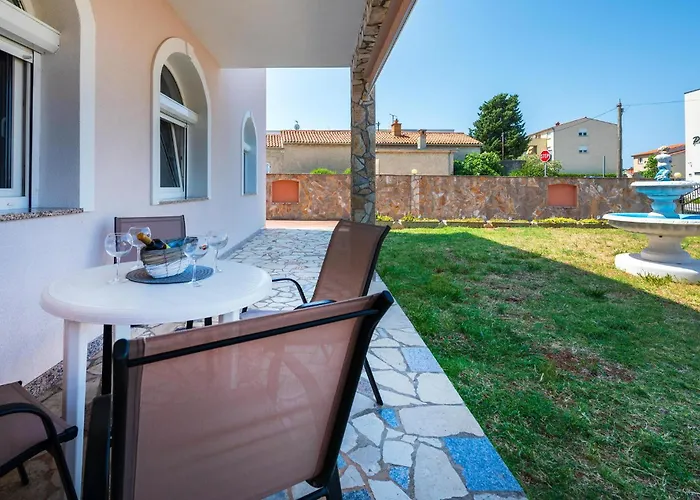 Nyaraló 4 Bedroom Lovely In