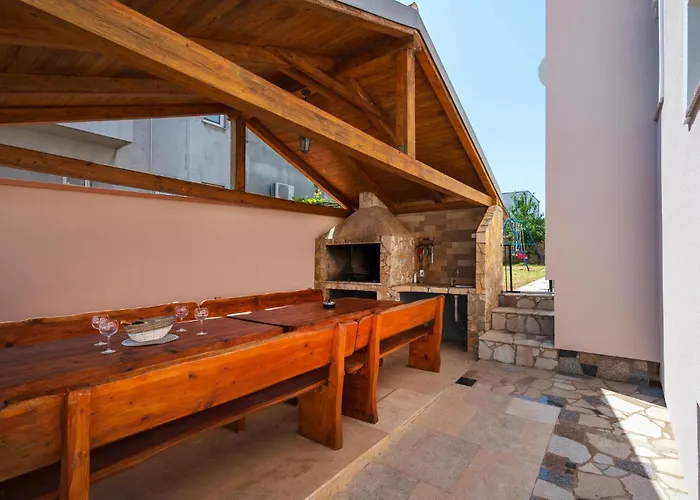 Nyaraló 4 Bedroom Lovely In Póla