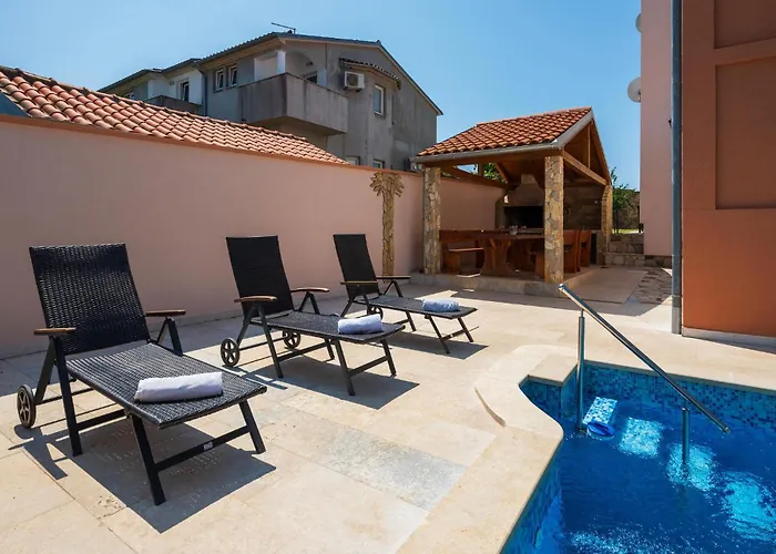 Nyaraló 4 Bedroom Lovely In Póla