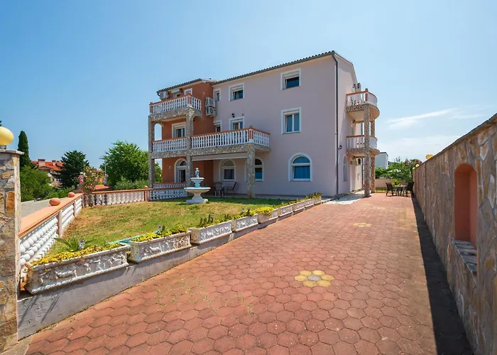 Nyaraló 4 Bedroom Lovely In